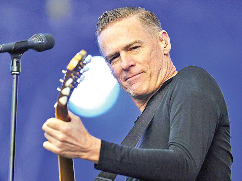 المغني والشاعر الغنائي الكندي براين آدمز