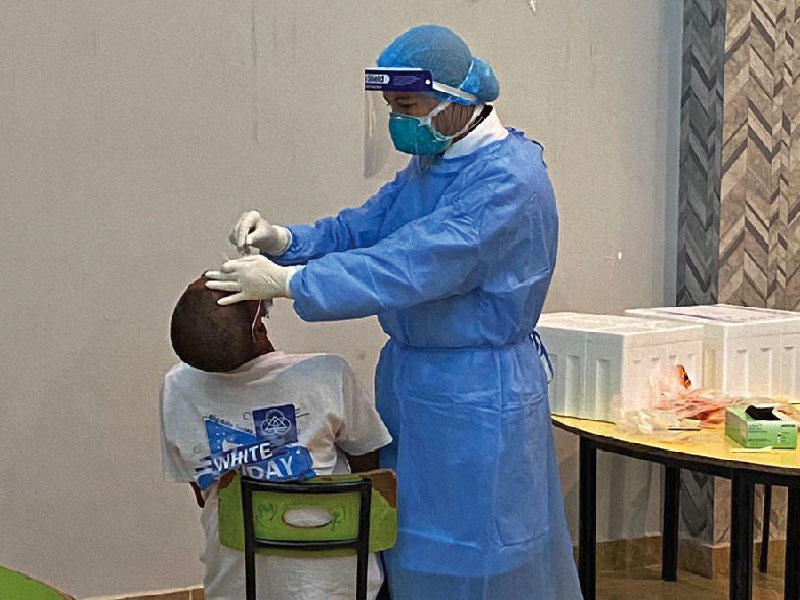 أخذ المسحات الطبية في إحدى الجمعيات