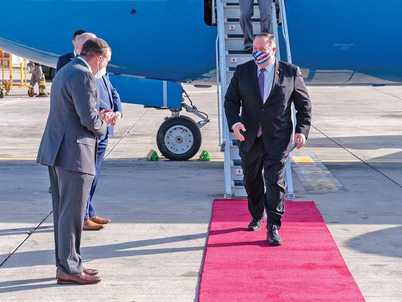 وزير الخارجية الأميركي مايك بومبيو لدى وصوله إلى مطار بن غوريون بتل أبيب واضعاً كماماً عليه العلمان الأميركي والإسرائيلي أمسt (الخارجية الأميركية)