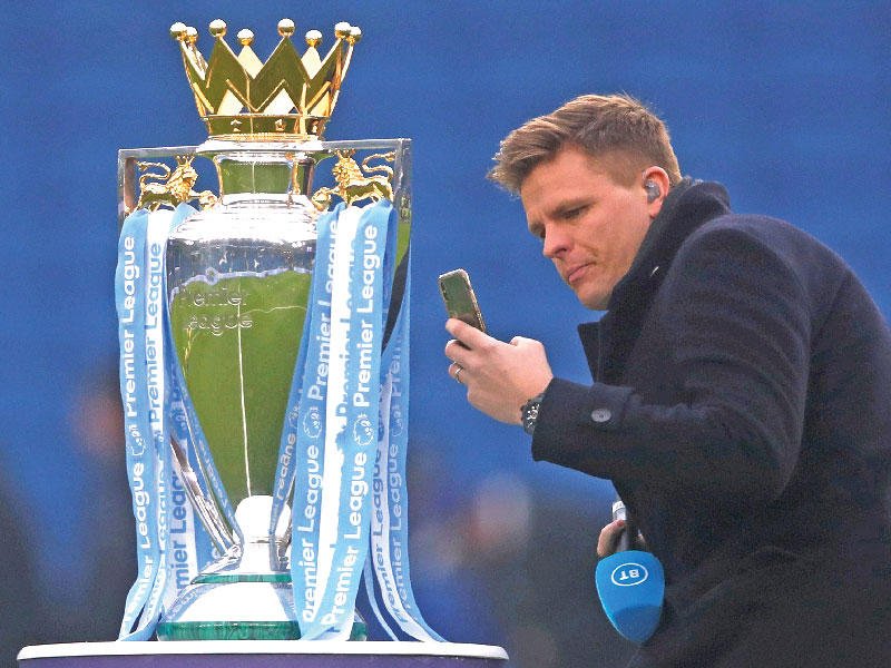  مقدم البرامج التلفزيونية جيك همفري يلتقط صورة لكأس الدوري الممتاز