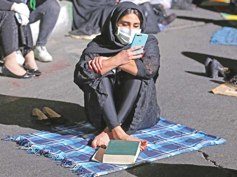 إيرانية خلال إحياء إحدى ليالي العشر الأواخر في طهران أمس الأول بعد السماح بفتح المساجد      (أ ف ب)