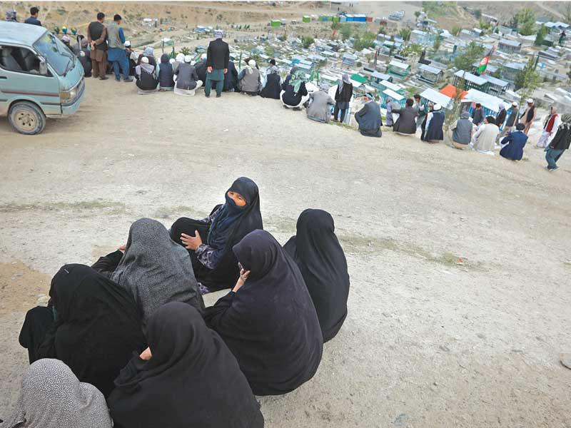 أفغانيات خلال دفن إمراة حامل قتلت في الهجوم الوحشي على مستشفى بكابول أمس الأول (إي بي أيه)
