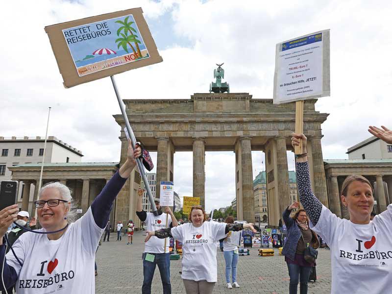 عاملون في وكالات السياحة يتظاهرون في برلين مطالبين بفتح الحدود  (أي بي اي)