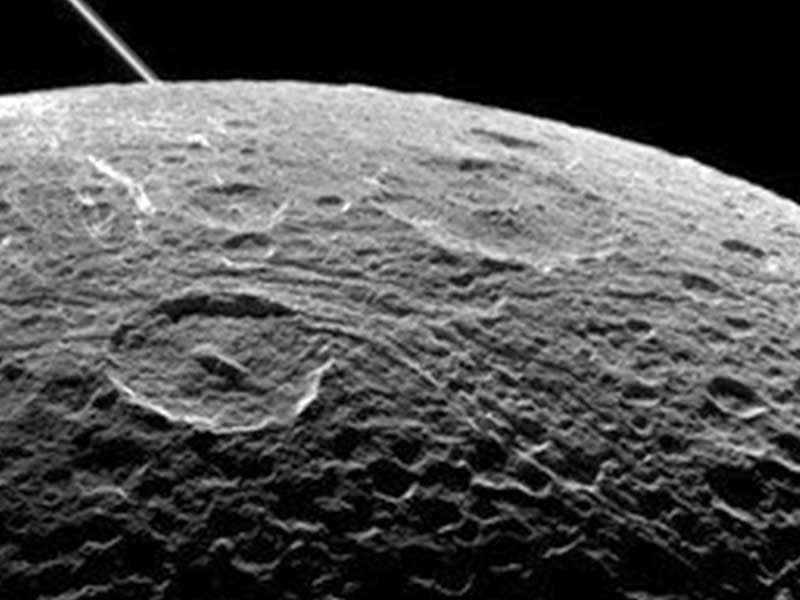 سطح القمر ينضح بالكربون والعلماء متحيرون