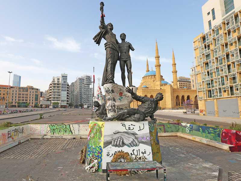 ساحة الشهداء وسط بيروت خالية أمس مع سريان الحظر الشامل الذي ينتهي الاثنين                              (رويترز) 