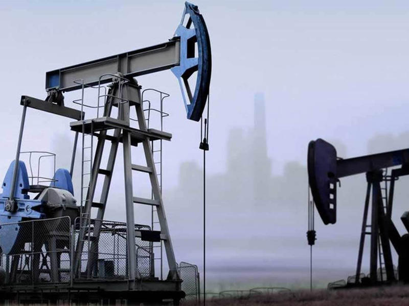 النفط يصعد بفعل تراجع المخزونات الأميركية 