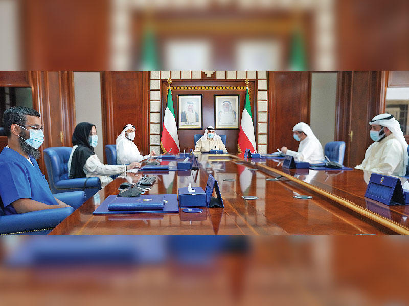 رئيس مجلس الوزراء سمو الشيخ صباح الخالد خلال لقائه وزير وقيادات «الصحة» أمس