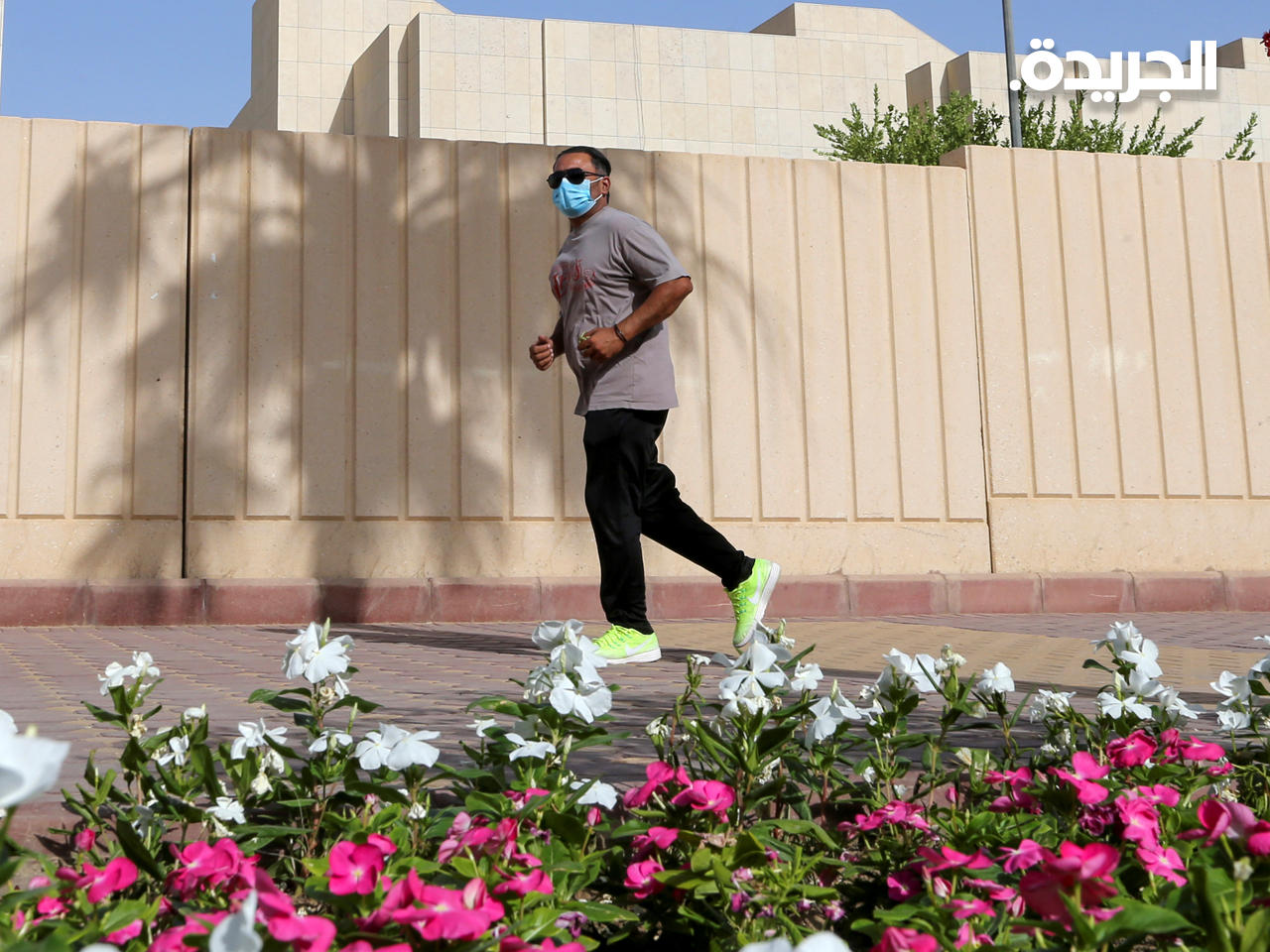 رجل يمارس الرياضة في شوارع الرياض