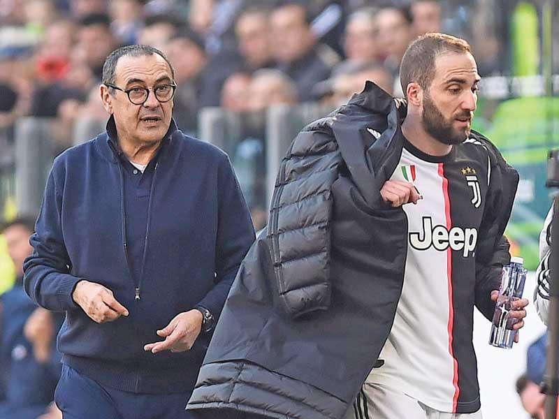 لاعب نادي يوفنتوس الايطالي غونزالو هيغواين والمدرب ساري