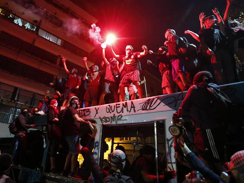 تظاهرة حاشدة في حيٍّ محجور في ريو دي جانيرو في البرازيل