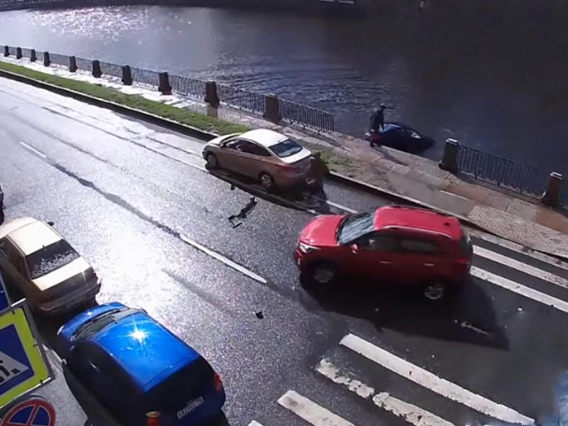 احترم القانون فسقط ومركبته في النهر