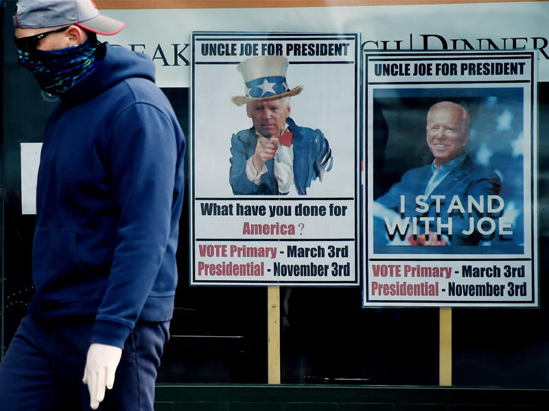 إعلانات انتخابية مؤيدة لبايدن في فيرجينيا   (أ ف ب)