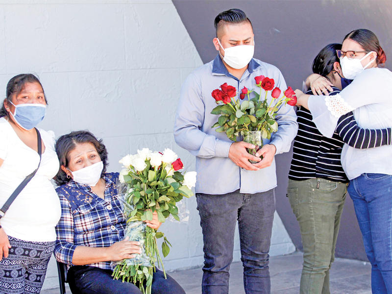 ذوي الصحافي المكسيكي أرمينتا اثناء جنازته