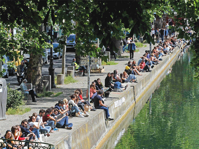 فرنسيون يتريضون على قناة سان مارتان في باريس أمس الأول   (أ ف ب)