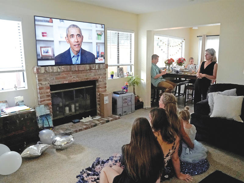 خريجو 2020 يتابعون كلمة باراك أوباما من منازلهم على عكس العادة حيث كانت تقام احتفالات كبيرة بهذه المناسبة (رويترز)