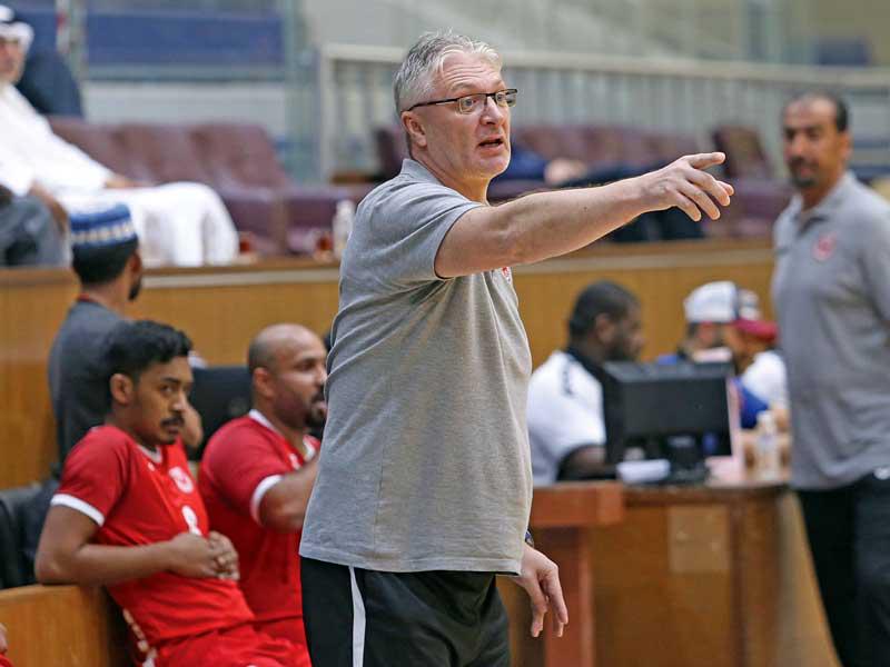 نيكولا مدرب الفحيحيل يوجه اللاعبين في الموسم الماضي