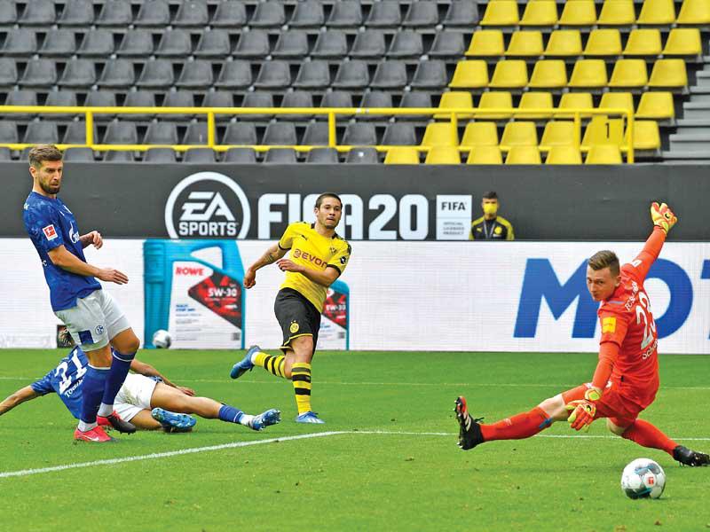 غيريرو نجم دورتموند يسجل الهدف الثاني امام شالكه