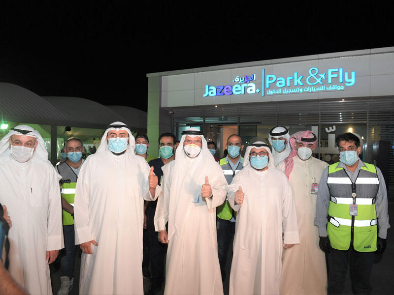 وزير الصحة الشيخ د.باسل الصباح ومروان بودي خلال افتتاح مركز الفحص السريع في مبنى طيران «الجزيرة» ليل أمس الأولn