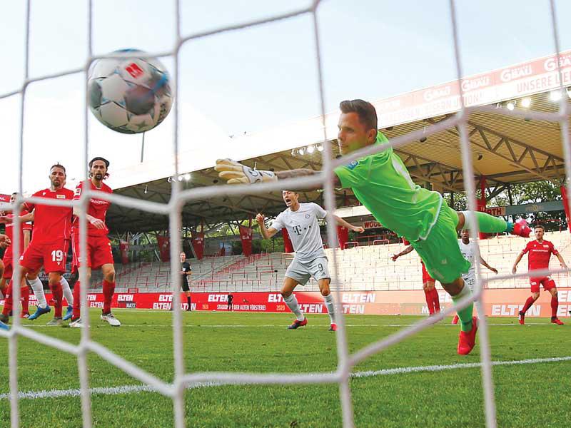 حارس مرمى يونيون يفشل في التصدي لتسديدة بافار نجم بايرن