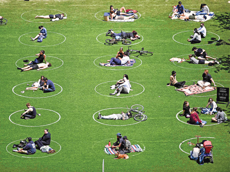 دوائر للحفاظ على التباعد الاجتماعي في حديقة «دومينو بارك» ببروكلين  (أ ف ب )