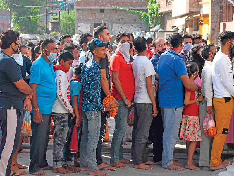 الهند تجلي الآلاف مع اقتراب إعصار