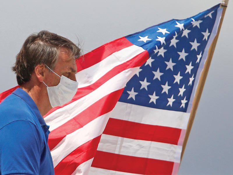 الرئيس البرازيلي يتحدى مجدداً قواعد التباعد 