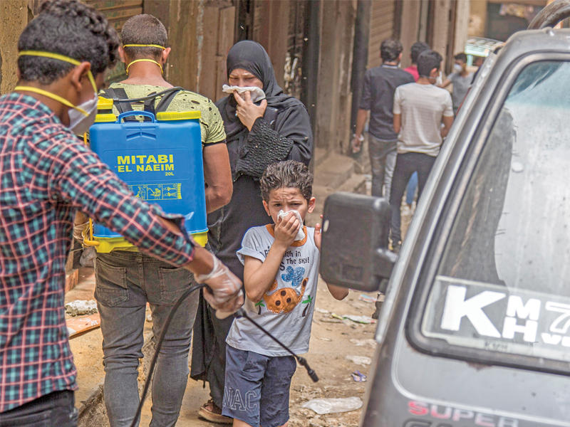 نائب مصري يخرق الإجراءات بإفطار جماعي