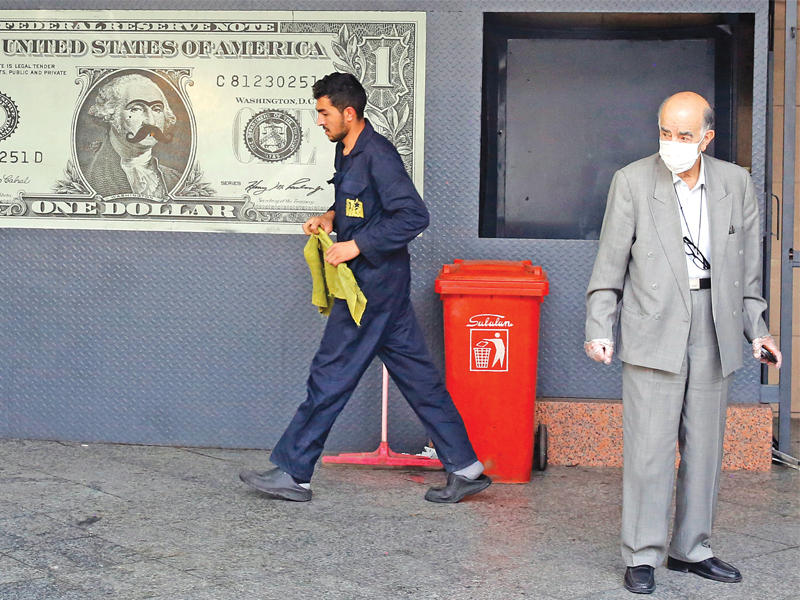 مغسل سيارات في طهران يغير معالم الدولار... مع عودته إلى العمل أمس بعد رفع قيود كوروناt(اي بي أيه)