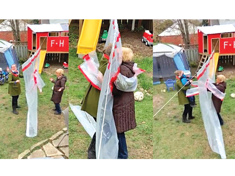 قفاز العناق «كندي» ومعلق على حبل غسيل