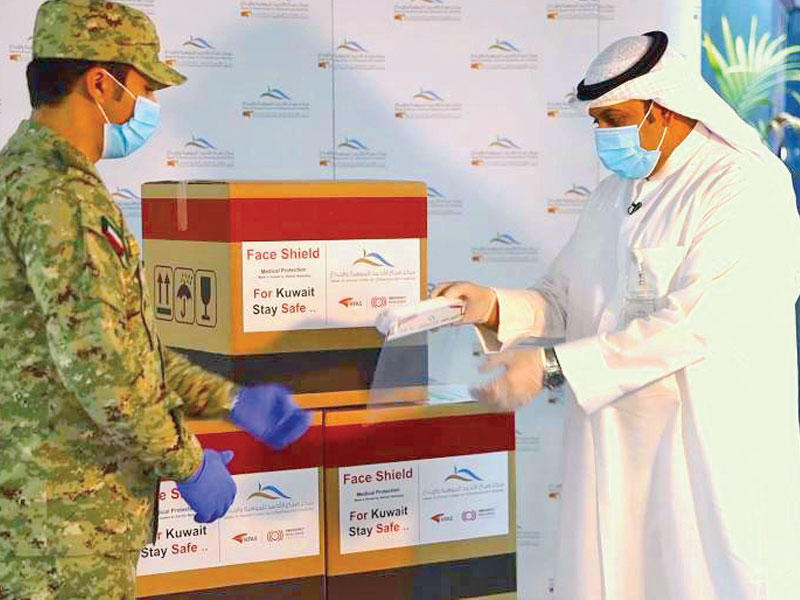 جانب من تسليم اقنعة فيروس كورونا