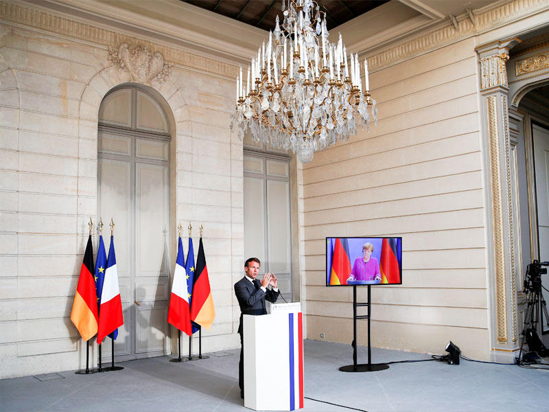 إيمانويل ماكرون في قصر الاليزيه خلال مؤتمر صحافي مشترك مع المستشارة الالمانية انجيلا ميركل عبر الفيديو    (رويترز)