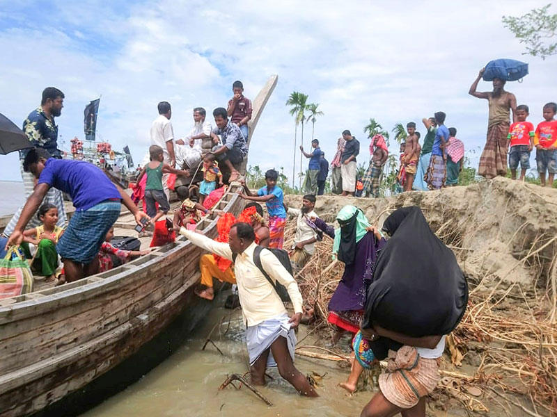 بنغلادشيين يتم إجلاؤهم من قرية دالتشار في جزيرة بهولا بينما يتجه إعصار أمفان في اتجاه ساحل بنجلاديش