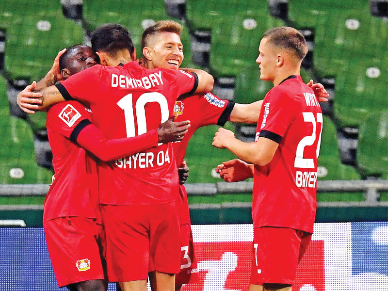 لاعبو ليفركوزن يحتفلون بالهدف الثالث