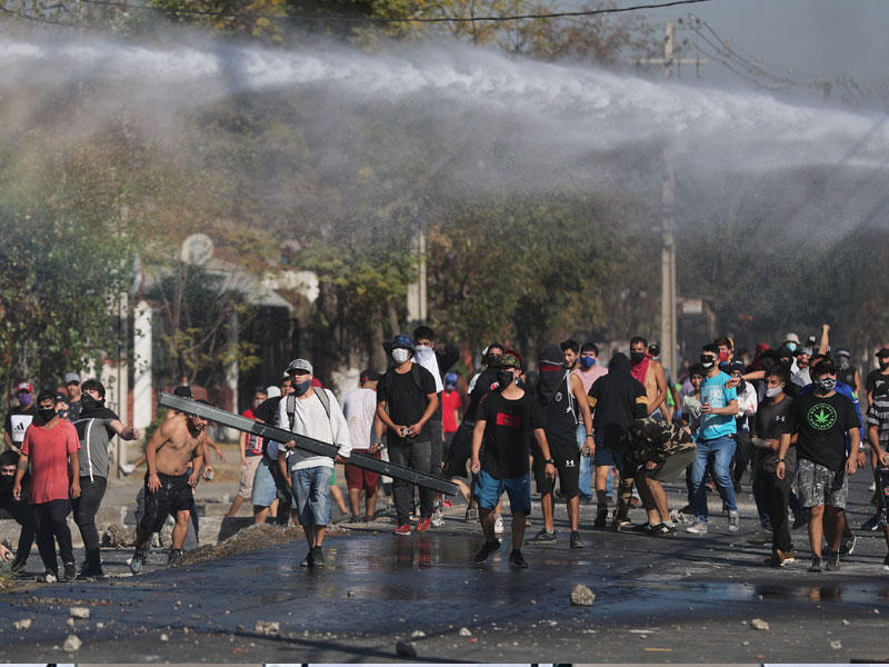 مواجهات في سانتياغو بين متظاهرين وقوات الشرطة أمس الأول (رويترز)