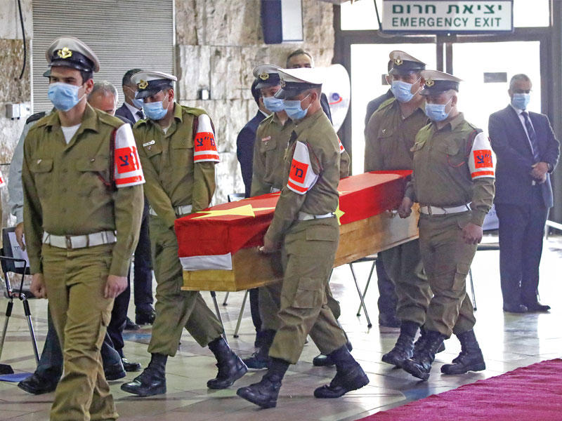 جنود إسرائيليون يحملون نعش سفير الصين دو وي بمطار بن غوريون أمس   (رويترز)