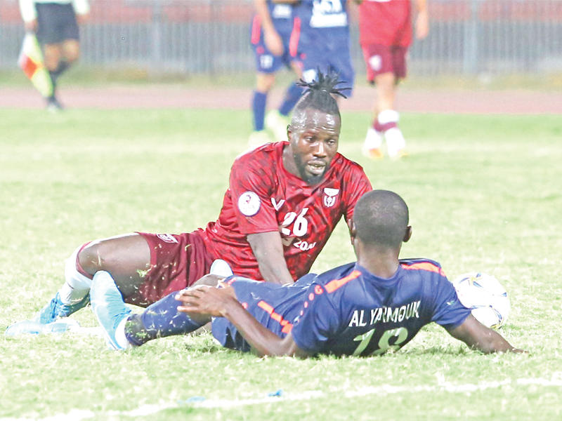 صورة أرشيفية لمباراة بين نادي النصر ونادي اليرموك لكرة القدم ويظهر اللاعبان فرانك بيرين ونابي سوما