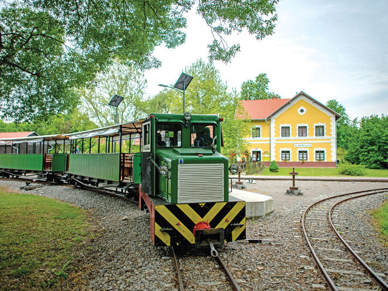 قطار قديم صنع عام 1901 بمنطقة الماميليك في المجر يعود إلى العمل الأسبوع الماضي في عطلة نهاية الأسبوع فقط بعد وقفه بسبب كورونا      (اي بي ايه)                                   