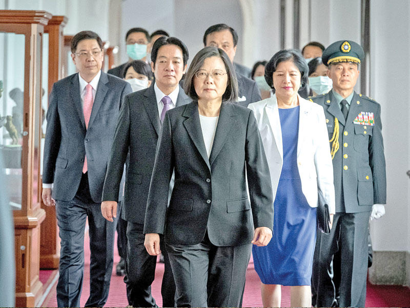 رئيسة تايوان تتقدم نائبتها وكبار المسؤولين لدى وصولها إلى القصر الرئاسي أمس في تايبه  (رويترز)