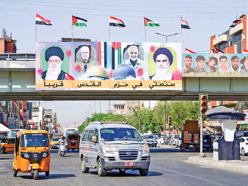 لافتة رفعت في بغداد لمسؤولين إيرانيين بمناسبة يوم القدس أثارت جدلاً واسعاً في العراق (اي بي أيه)