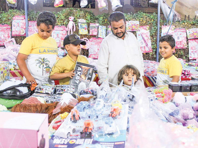 ليبي يشتري لأولاده ألعاب العيد بمصراتة أمس الأول  (رويترز)