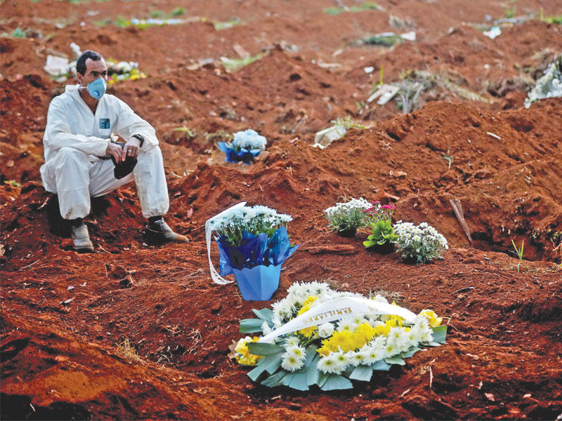 عامل مقبرة يستريح بعد 62 عملية دفن خلال 12 ساعة في مدينة ساو باولو في البرازيل (اي بي أيه)