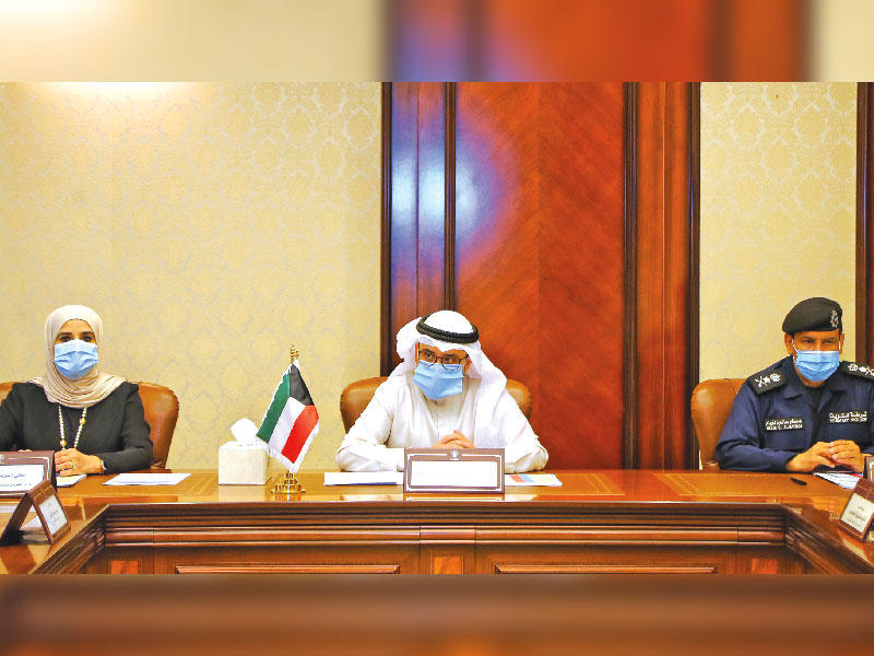 وزير الخارجية الشيخ د. أحمد الناصر متوسطاً مريم العقيل وعصام النهام خلال الاجتماع