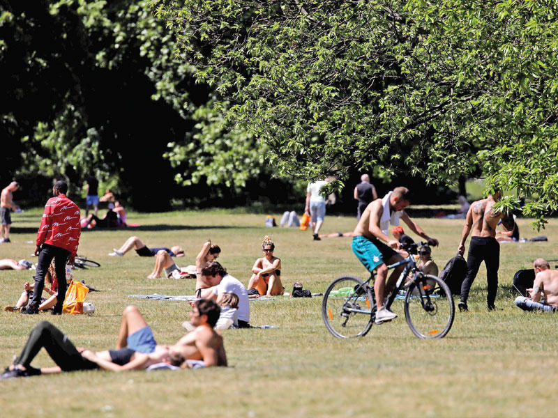 أناس يأخذون حمامات الشمس على العشب في هايد بارك  لندن بعد تخفيف قيود الإغلاق في إنجلترا الأسبوع الماضي للسماح بالحمامات الشمسية