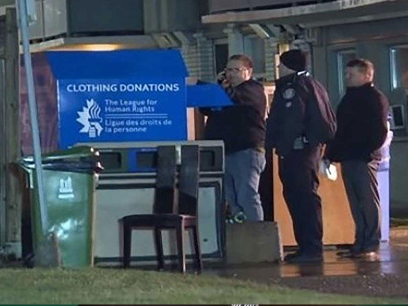 صندوق للتبرع بالملابس  يسحق طفل