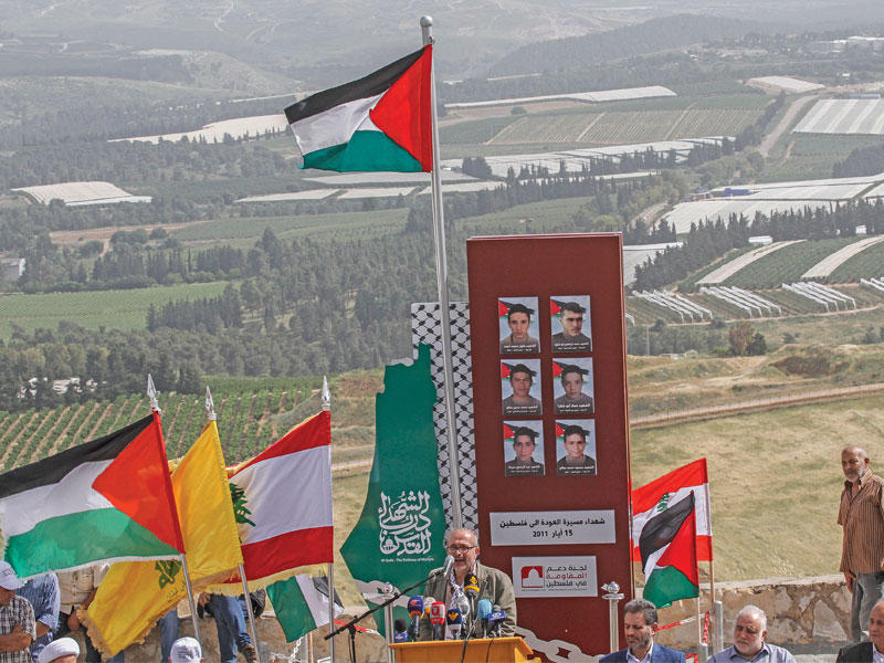 مؤيدون لحزب الله وايران خلال وقفة على الحدود بين لبان إسرائيلt(أي بي ايه)