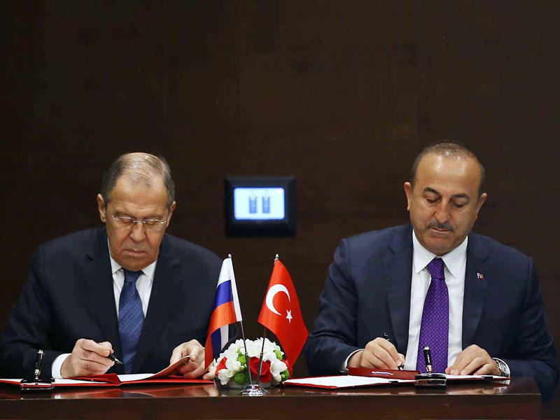 وزير الخارجية الروسي سيرغي لافروف ونظيره التركي مولود غاويش أوغلو 