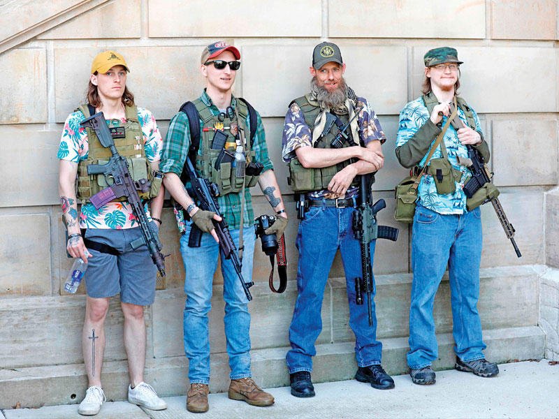 مسلحون معارضون للإغلاق يتظاهرون أمام الكابيتول في ميشيغان أمس الأول (أ ف ب)