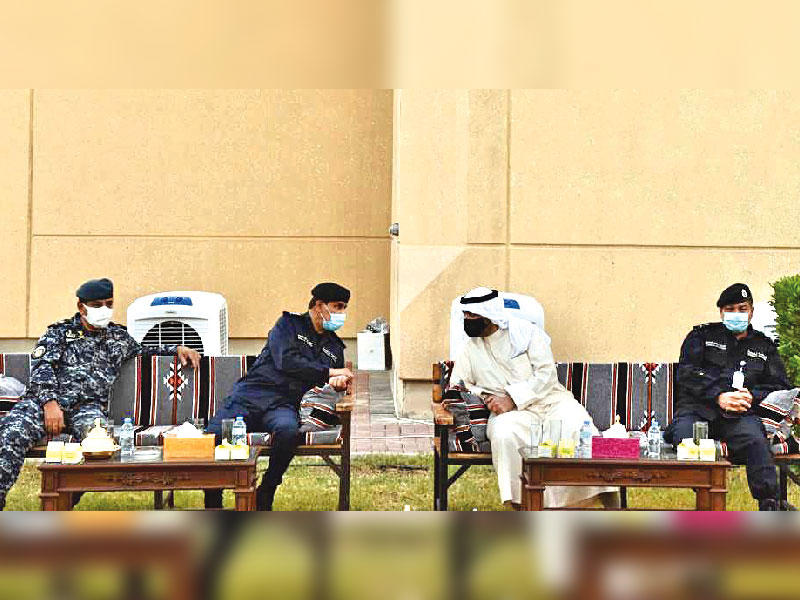 نائب رئيس مجلس الوزراء وزير الداخلية وزير الدولة لشؤون مجلس الوزراء أنس الصالح متفقدا معسكر قوات الأمن الخاصة