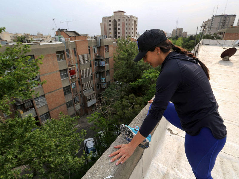 رياضية إيرانية محترفة تتمرن على سطح بناية في طهران (أ ف ب)n