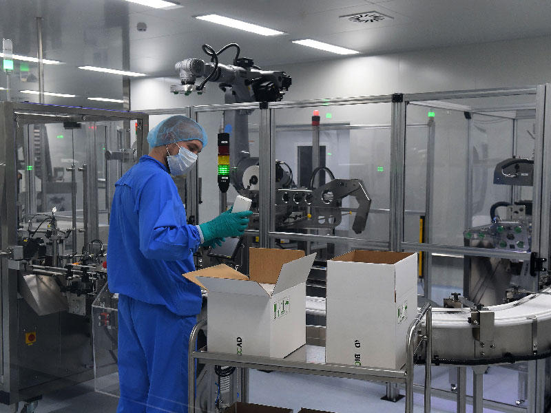 روسي يعمل في مختبر لشركة تختبر لقاحاً لـ «كورونا» (أ ف ب)n